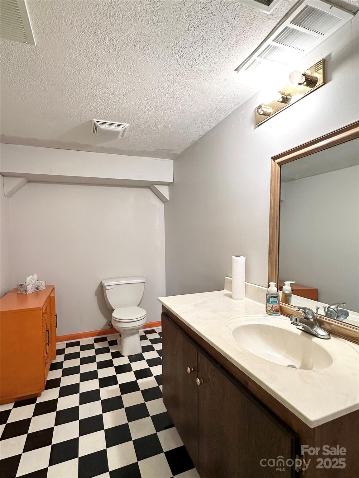 Lenoir, North Carolina 28645, United States, 3 Bedrooms Bedrooms, ,3 BathroomsBathrooms,Residential,Under Contract,166421