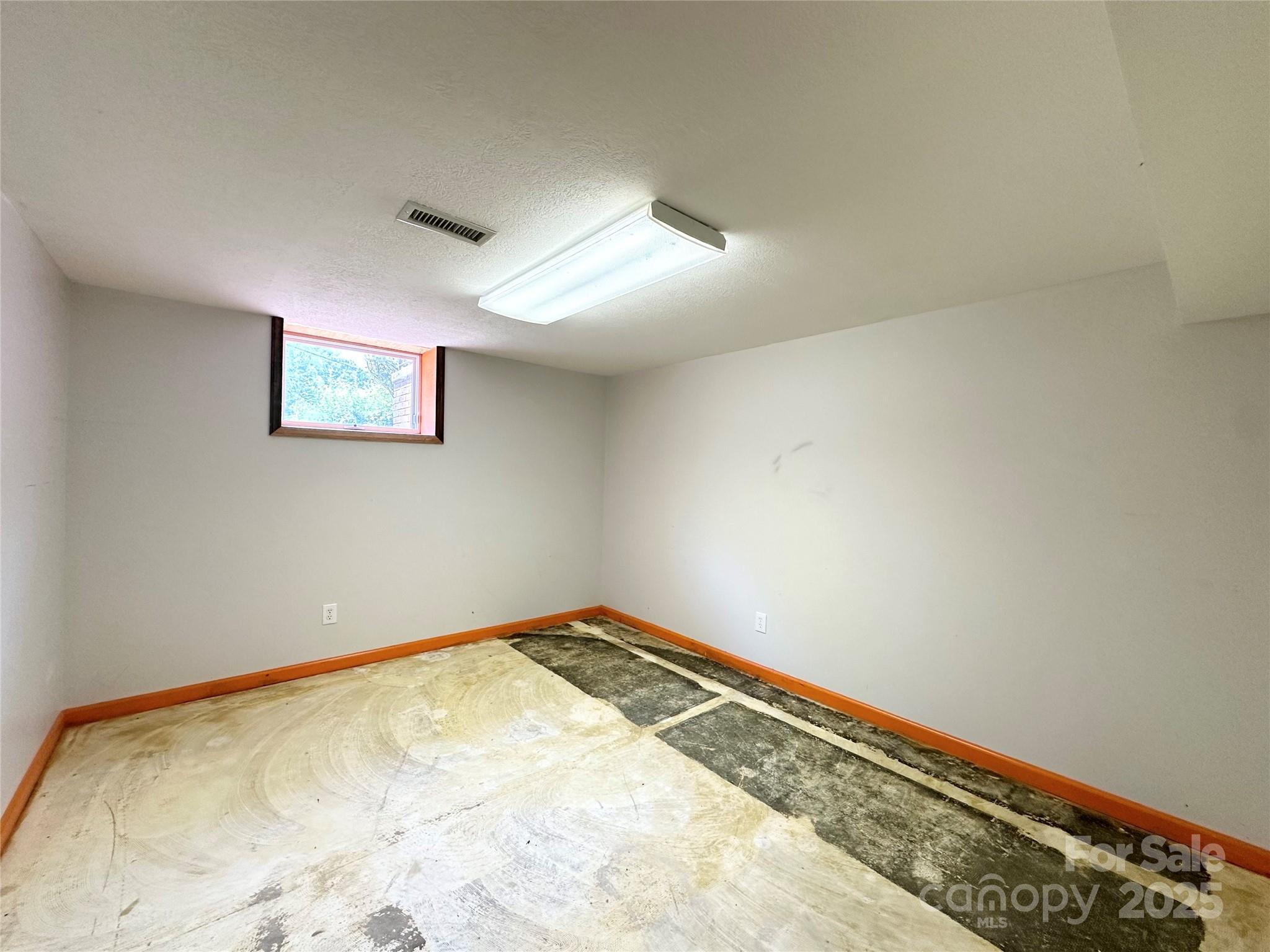 Lenoir, North Carolina 28645, United States, 3 Bedrooms Bedrooms, ,3 BathroomsBathrooms,Residential,Under Contract,166421