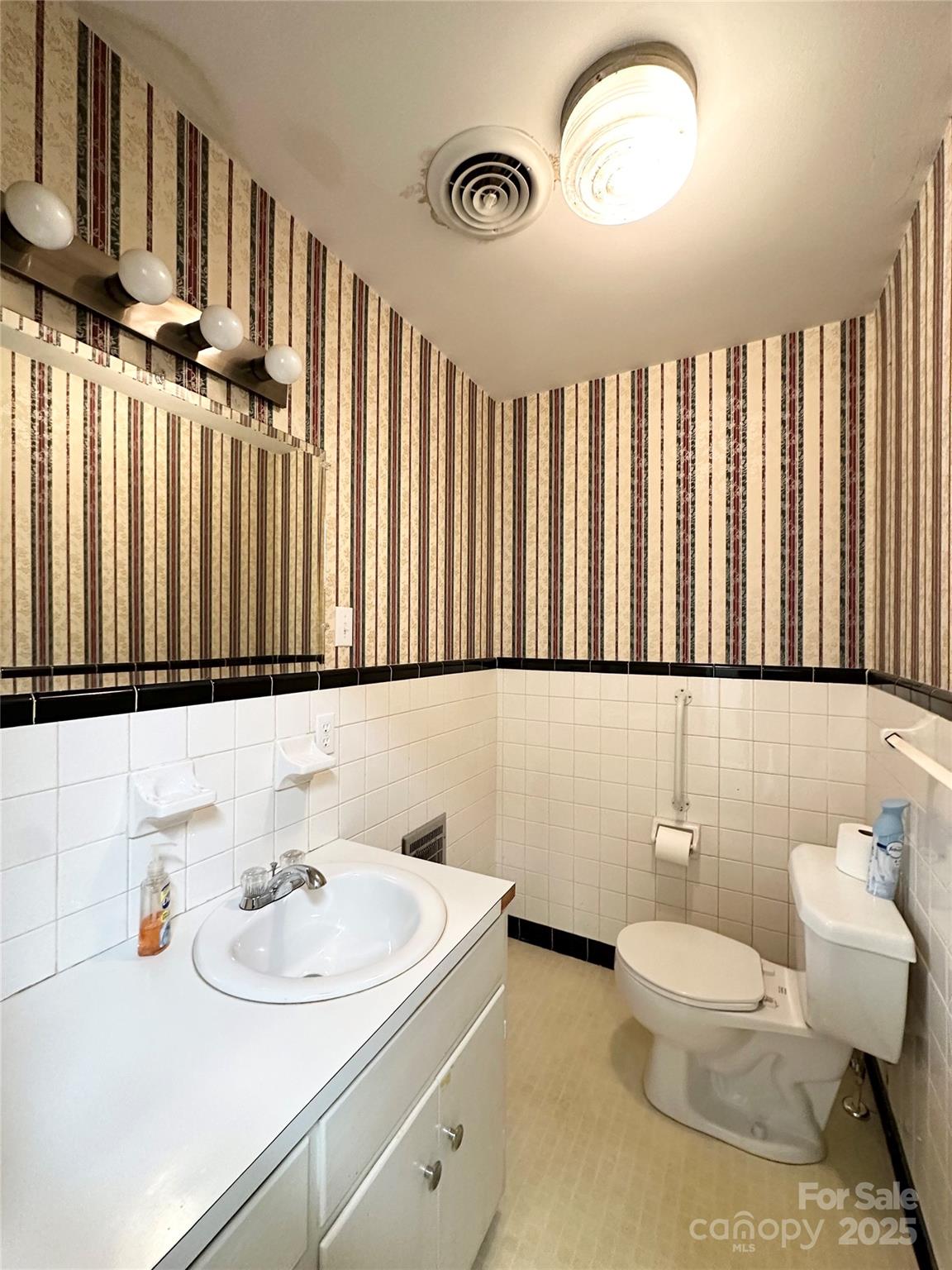 Lenoir, North Carolina 28645, United States, 3 Bedrooms Bedrooms, ,3 BathroomsBathrooms,Residential,Under Contract,166421