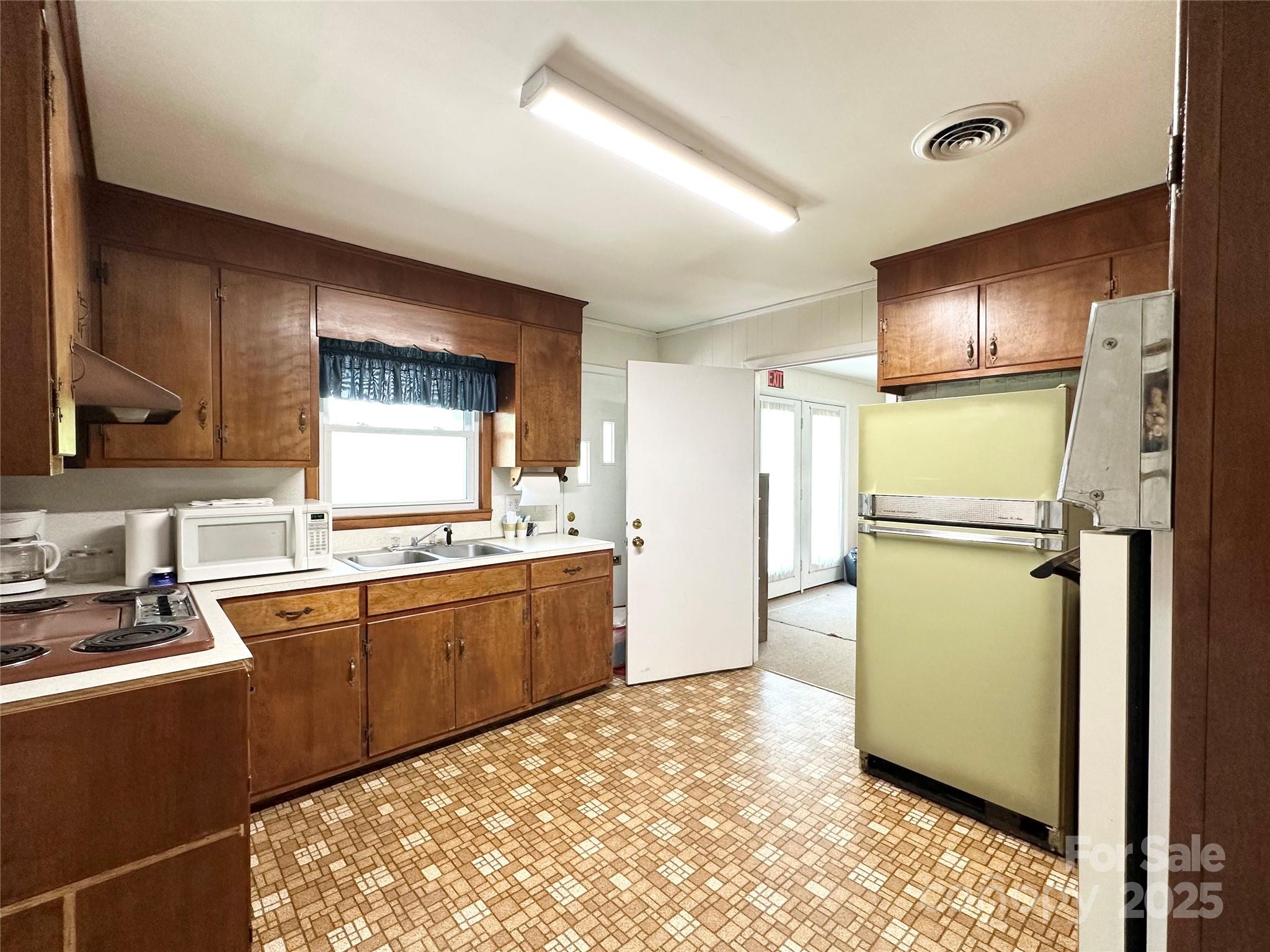 Lenoir, North Carolina 28645, United States, 3 Bedrooms Bedrooms, ,3 BathroomsBathrooms,Residential,Under Contract,166421