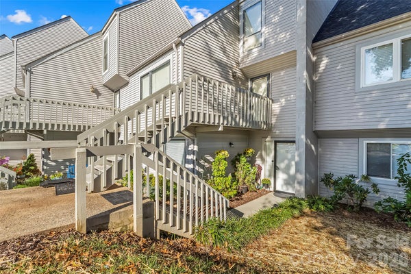 1050 21ST AVE NW, HICKORY, NC 28601 - Image 426bfc27d8f858da095ffd244ecc34cc/1246418668