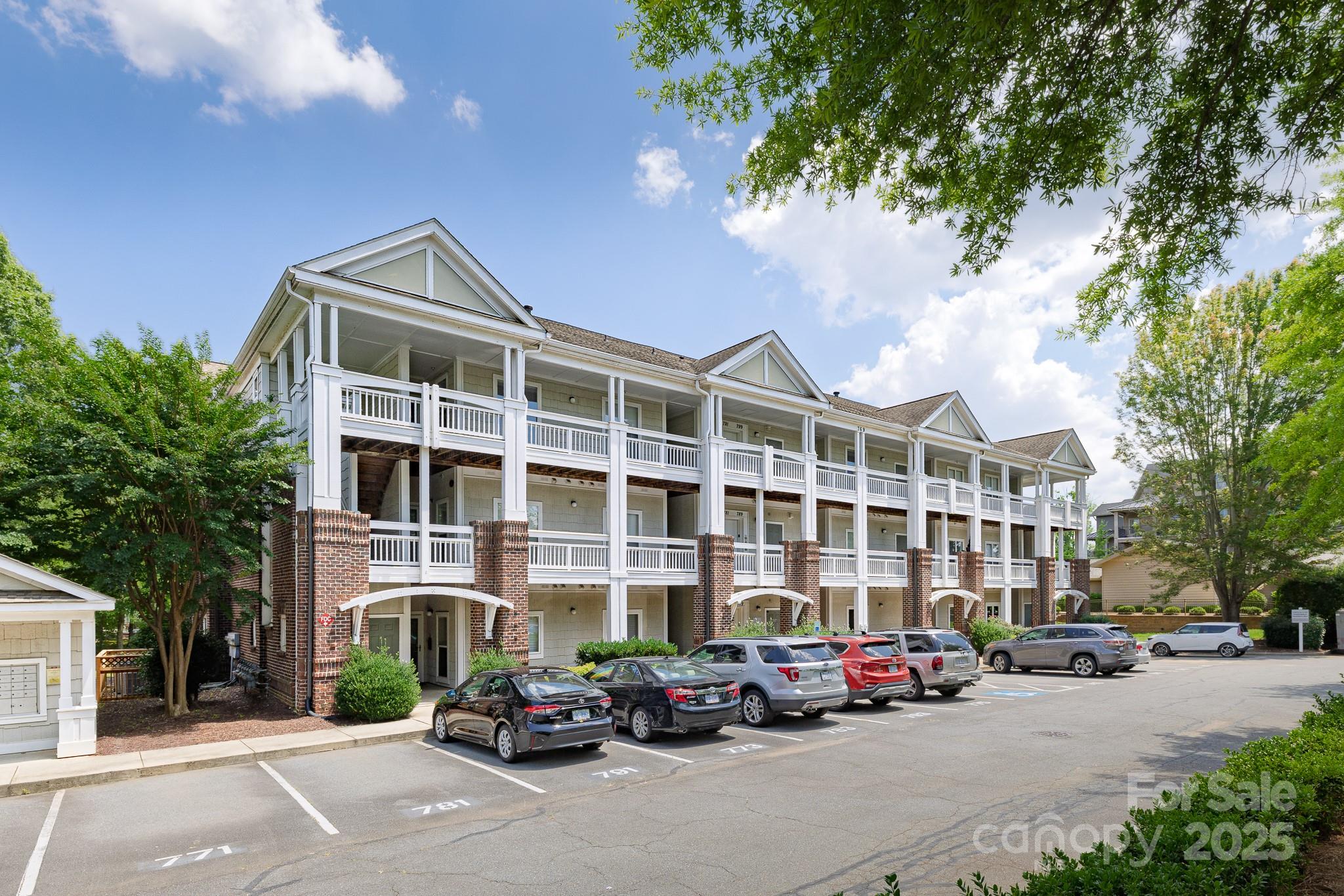 795 Peninsula Drive
