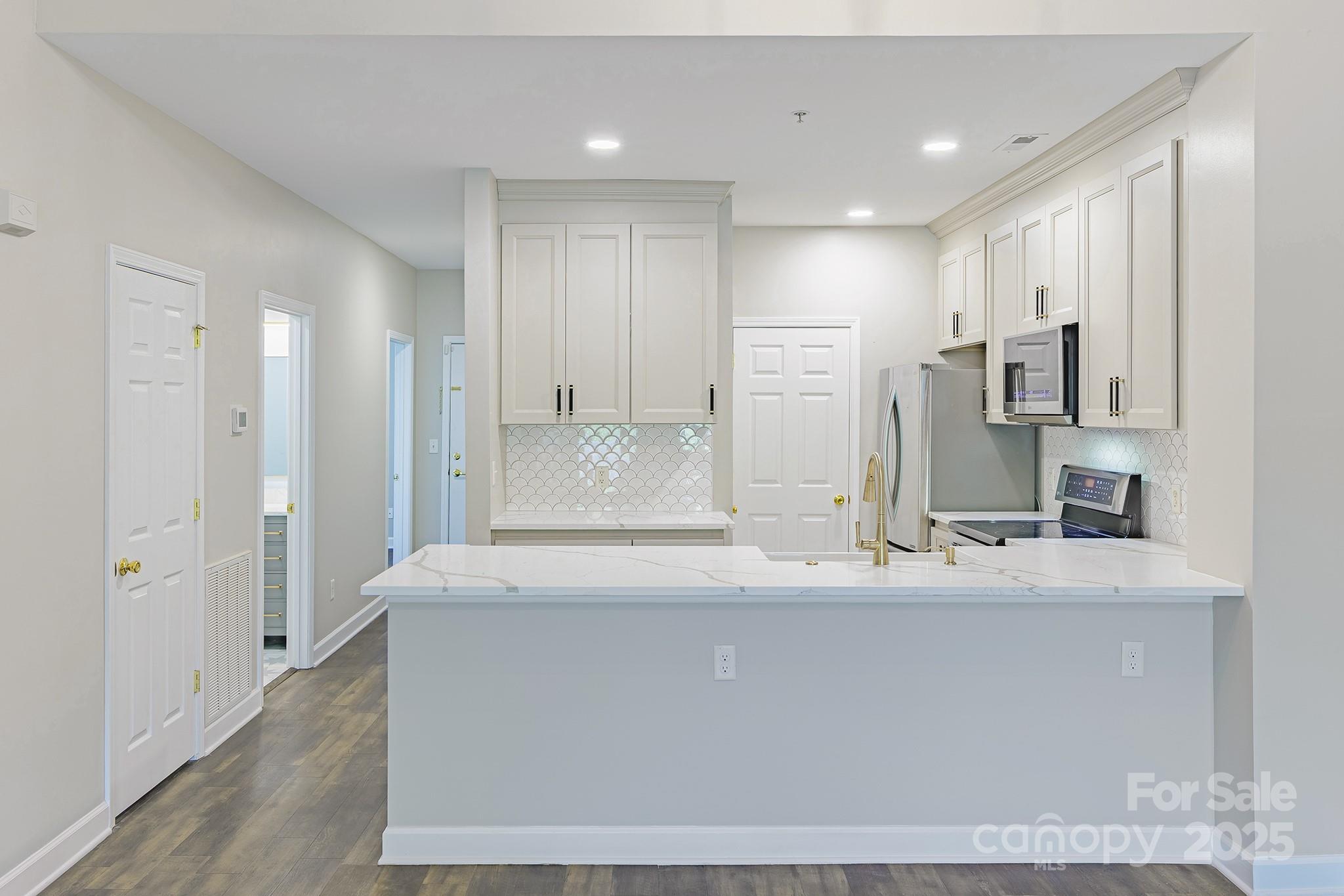 795 Peninsula Drive