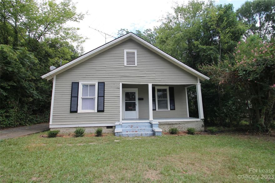 House Located Within Walking Distance to Winthrop University in Rock Hill, SC, 2 Bedrooms, 2 Bathrooms, Living Room (Fireplace is Non Operational), Dining Room, Eat In Kitchen with Range, Refrigerator and Dishwasher. Lease will end as of July 31, 2024 with year lease renewal option.
No Smoking/No Vaping. Call Owner for All Pet Permission (pets 25 lbs or less). Home is currently occupied, with no showings permissible until vacant and turn over work completion. Now accepting applications. Approximate availability date is 9/29/2023. (This date not guaranteed and subject to change.)