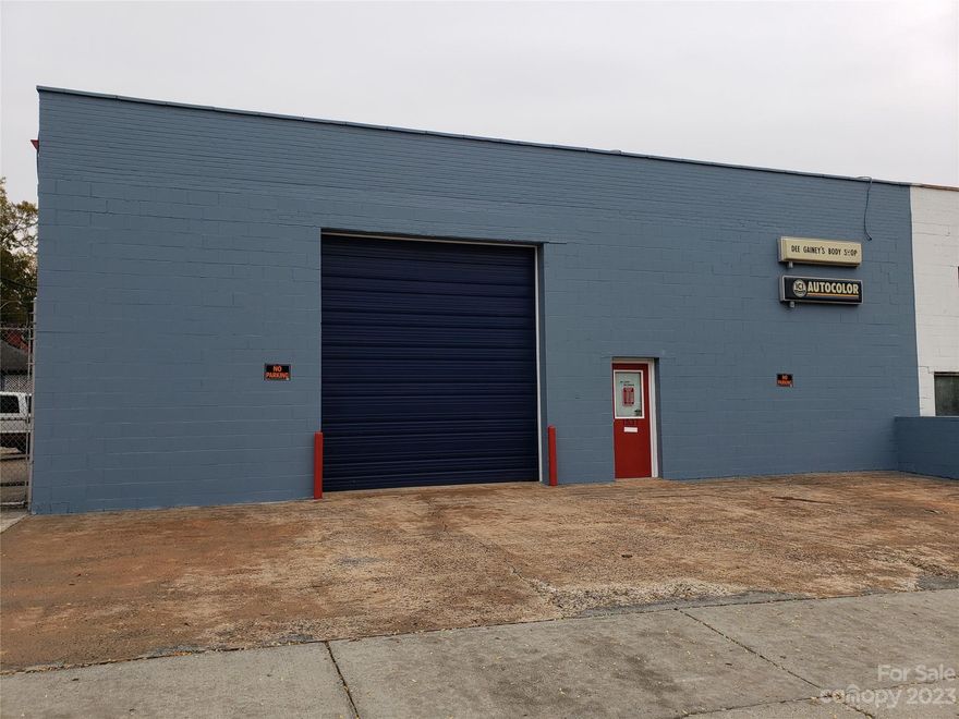 Listing includes 1525, 1529, 1537 S. Mint Street and 404 Westwood Ave.  Tax value includes 1525, 1529, 1537 S. Mint Street and 404 Westwood Ave.  Close to Center City , I77 and 277. So Many Possibilities.

Zoning is TOD-NC (HDO)  Please refer to City of Charlotte Zoning for clarification.

Buildings freshly painted July 2024.  New roof on 1537 South Mint St. Installed September 2024.