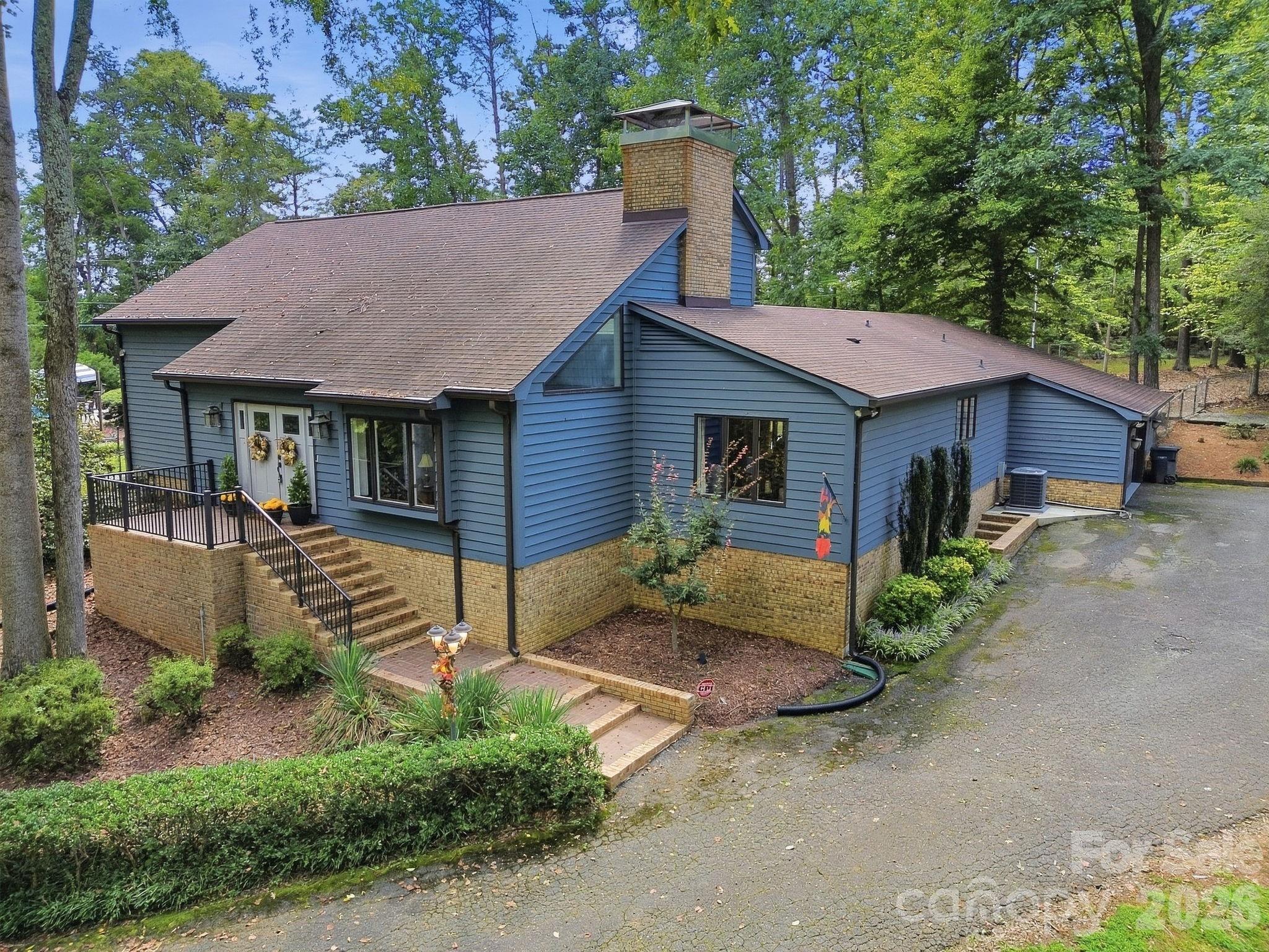 211 Lamplighter Lane