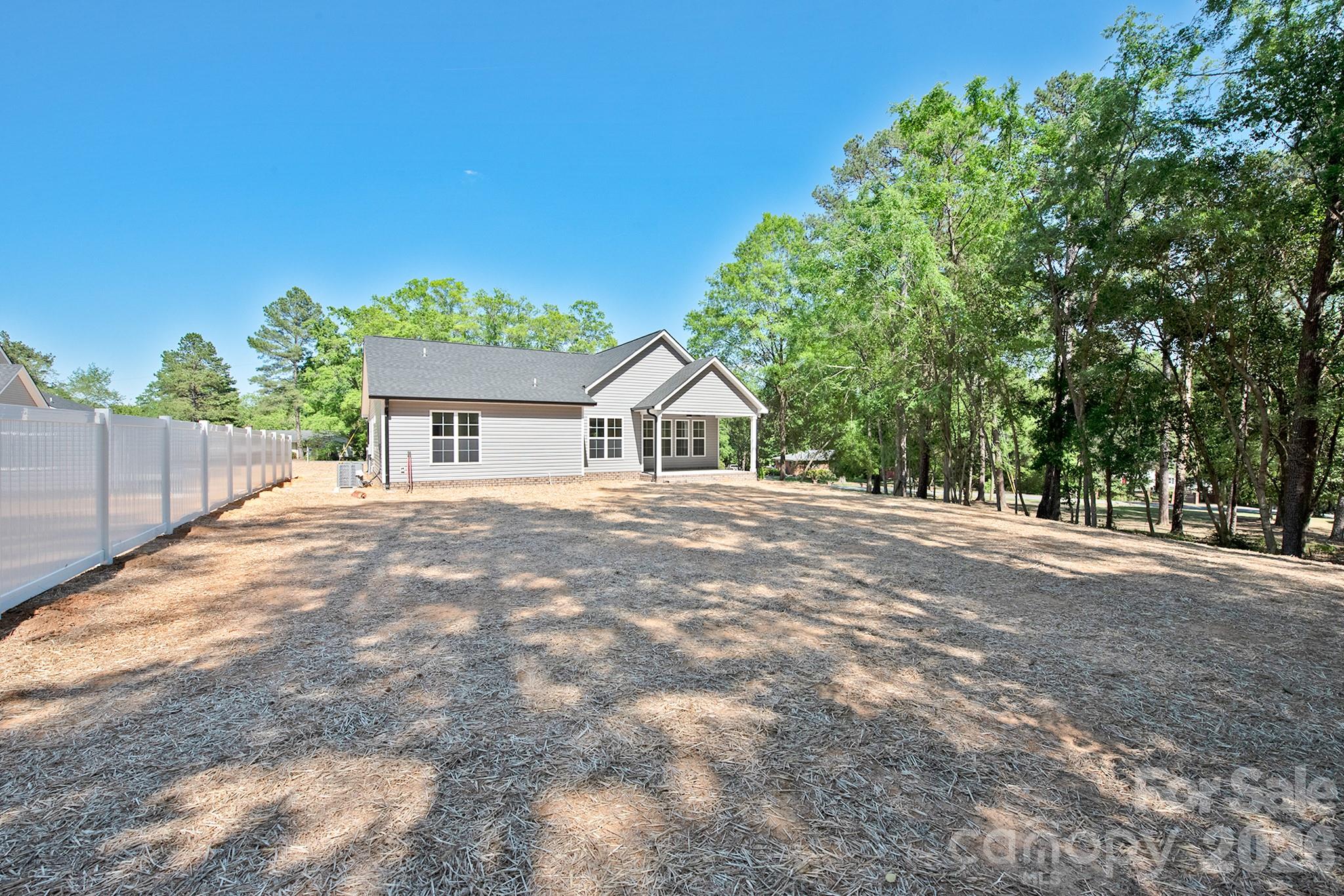 581 Goldmoor Drive NE