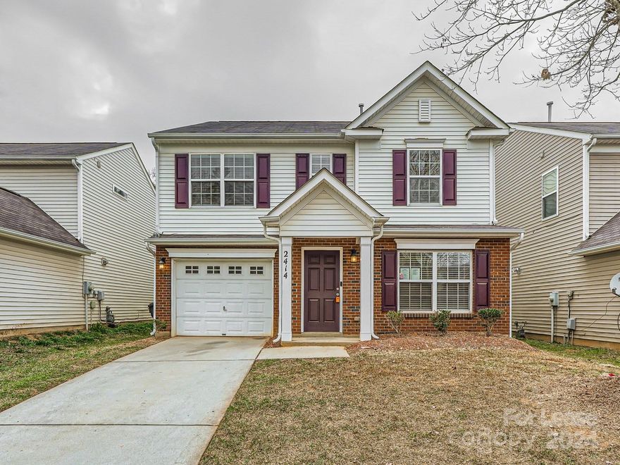 Spacious 4BR 2.5BA home with a one-car garage on a cul de sac. The main level includes a family room, living room, kitchen, and dining area. The second level has four spacious bedrooms. The primary suite features a huge walk-in closet and an updated luxury bath with dual vanities.  There are 3 secondary bedrooms and an additional full bath. The neighborhood has a playground and is convenient to restaurants and shops! 
Easy access to I-77 & I-85