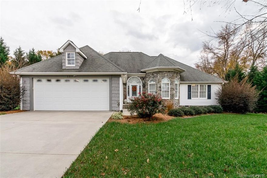 Immaculate home with well manicured landscaping & lawn, features open floor plan, large master suite
with walk-in closet, separate tub & shower, double vanities, vaulted ceiling, hardwood floors, equipped
kitchen with breakfast room and pantry, granite, solid oak cabinetry, ceiling fans, blinds, covered rear deck,
storage building and more.