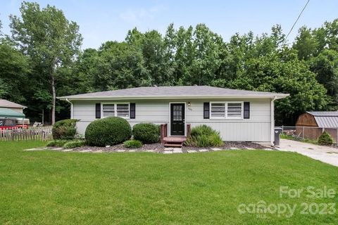 Single Family Residence in Dallas NC 806 Park Road.jpg