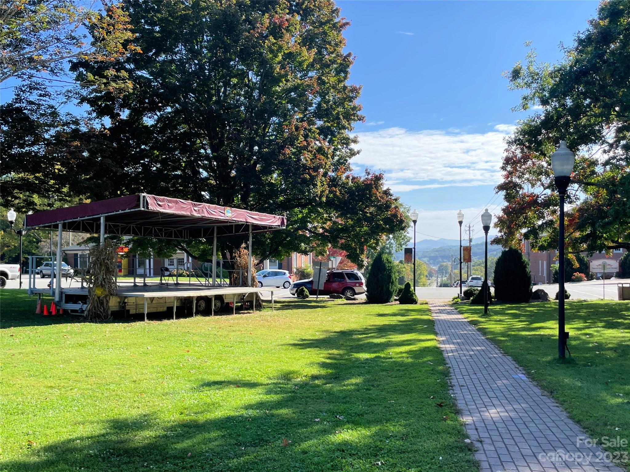 Moonshine Mountain - Land