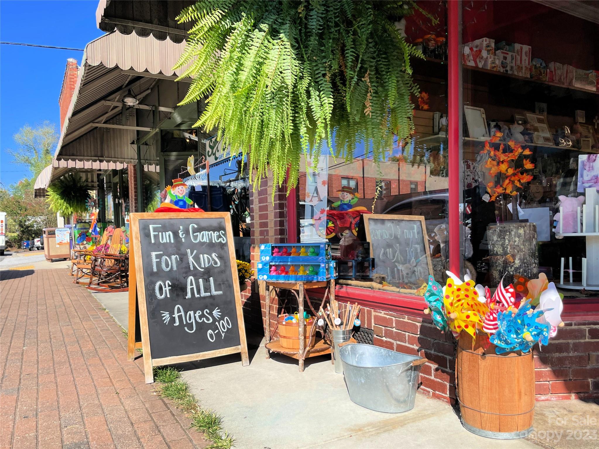 Moonshine Mountain - Land