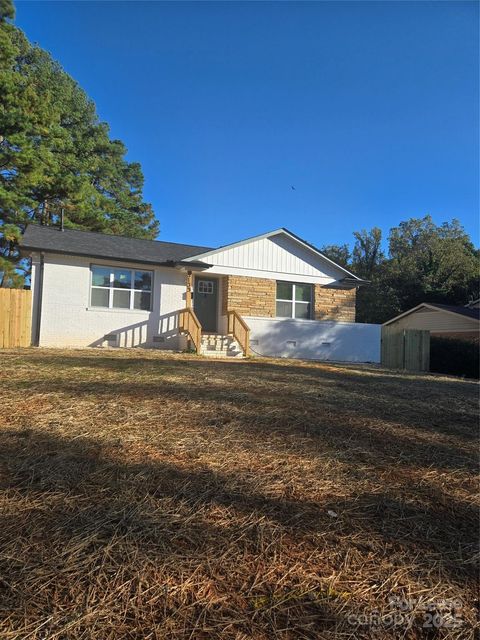 Photo of 3100 Dawnshire Avenue, Charlotte, NC 28216 (MLS # 4315851) Photo of 3100 Dawnshire Avenue, Charlotte, NC 28216 (MLS # 4315851)