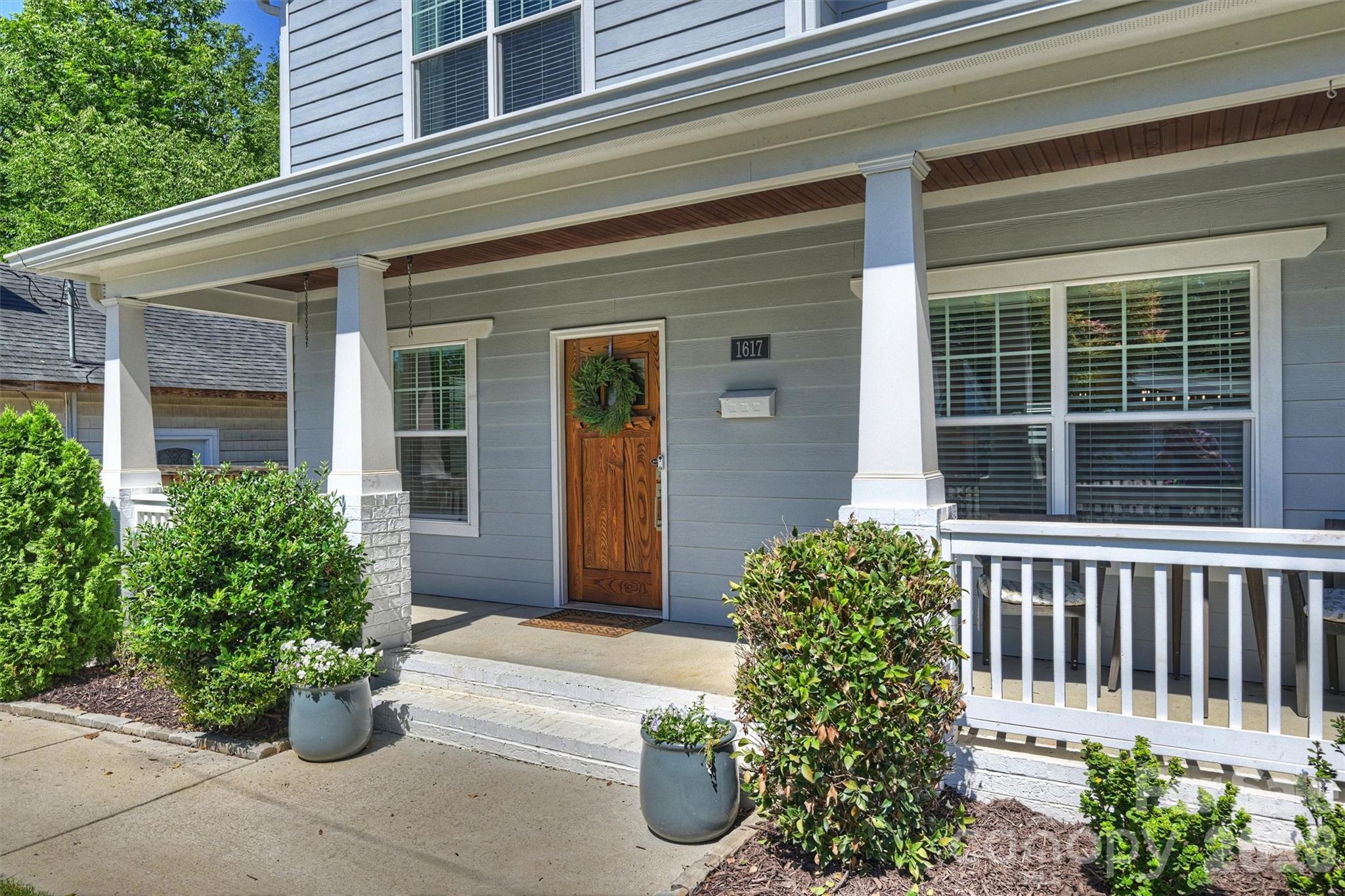 1617 Hawthorne Lane