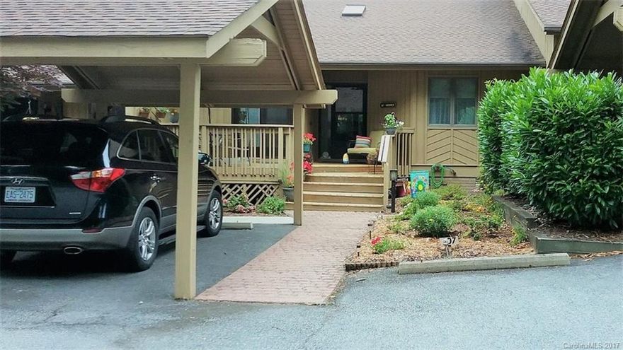 OPPORTUNITY IN THE OAKS! Two bedroom plus large den/office in absolute move in condition. Unit is know for its unique
and convenient floor plan. Updated throughout including : tile entrance; cook's kitchen with gas stove , granite counters, under cabinet lighting,
glass tile back splash, SS appliances; designer master bath; hardwood floors; enclosed porch that sits in the trees and affords complete
privacy; and more!