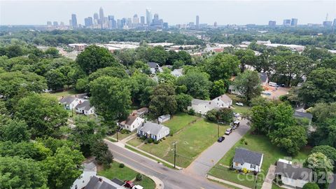 Photo of 1321 Camp Greene Street, Charlotte, NC 28208 (MLS # 4391075)