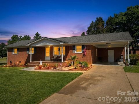 Photo of 608 Cedar Drive, Dallas, NC 28034 (MLS # 4374454)