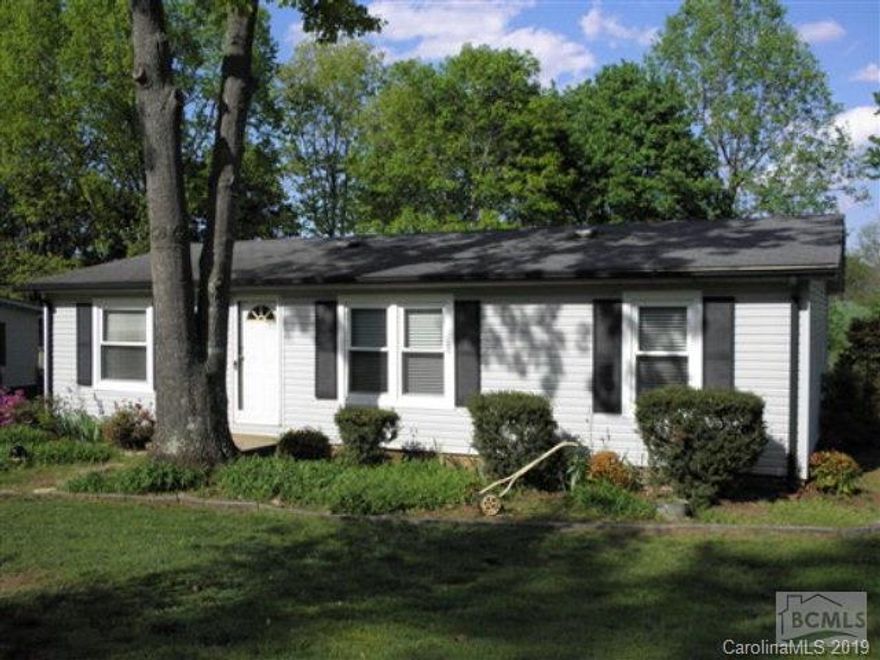 Ranch style home with nice laminate and ceramic tile floors. Large living area and kitchen with many cabinets. Master bedroom and bath, 2 additional bedrooms share hall / guest bath. Large custom deck and 12*12 patio with 2 out buildings; 10*16 and 16*16. Nice landscaping around the home with a peaceful country setting view from the patio. Great friendly neighborhood in Newton / Mountain View area.