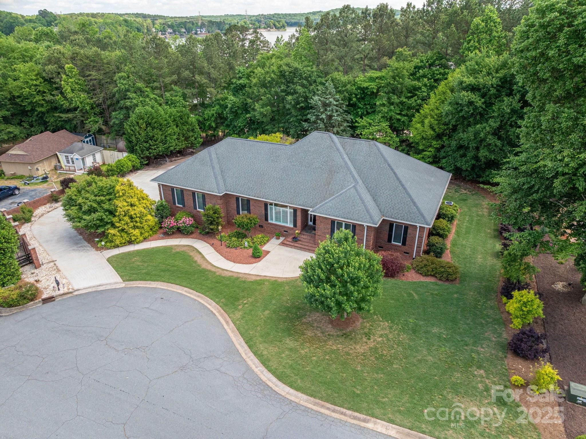 216 Commodore Court