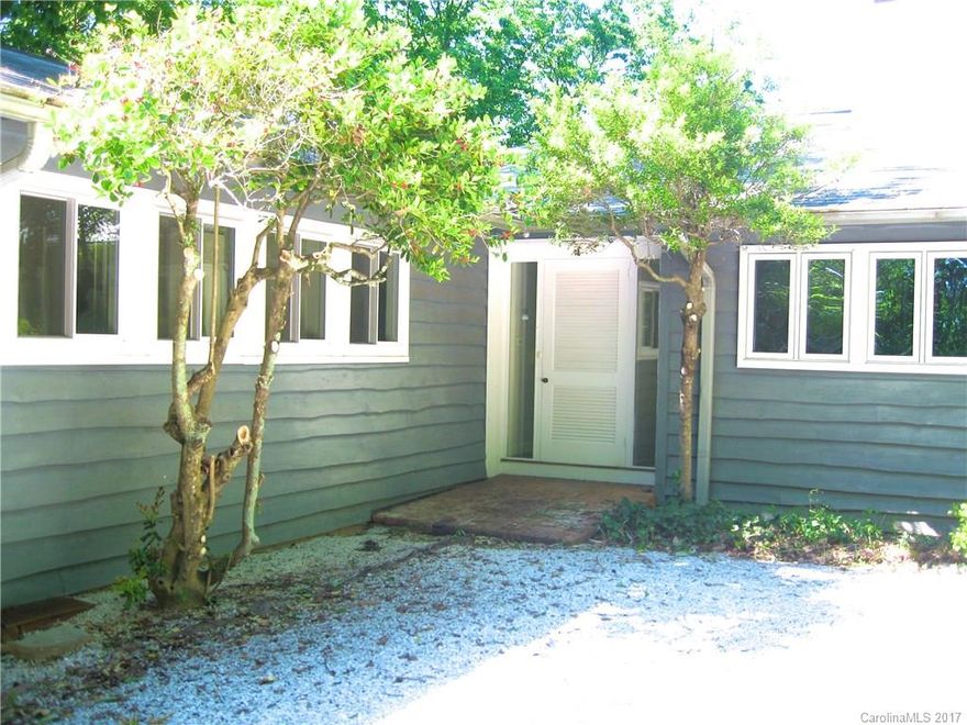 Private Setting with Mountain Views - 2 BR, 2 1/2 BA, Hardwood Flrs, 2 FP, Big Screened Porch. Convenient to Landrum & Tryon. Easy drive to Hendersonville, Asheville and Tryon Intern'l Equest. Center. Established landscaping of Mtn. Laurel/Rhodedendron.