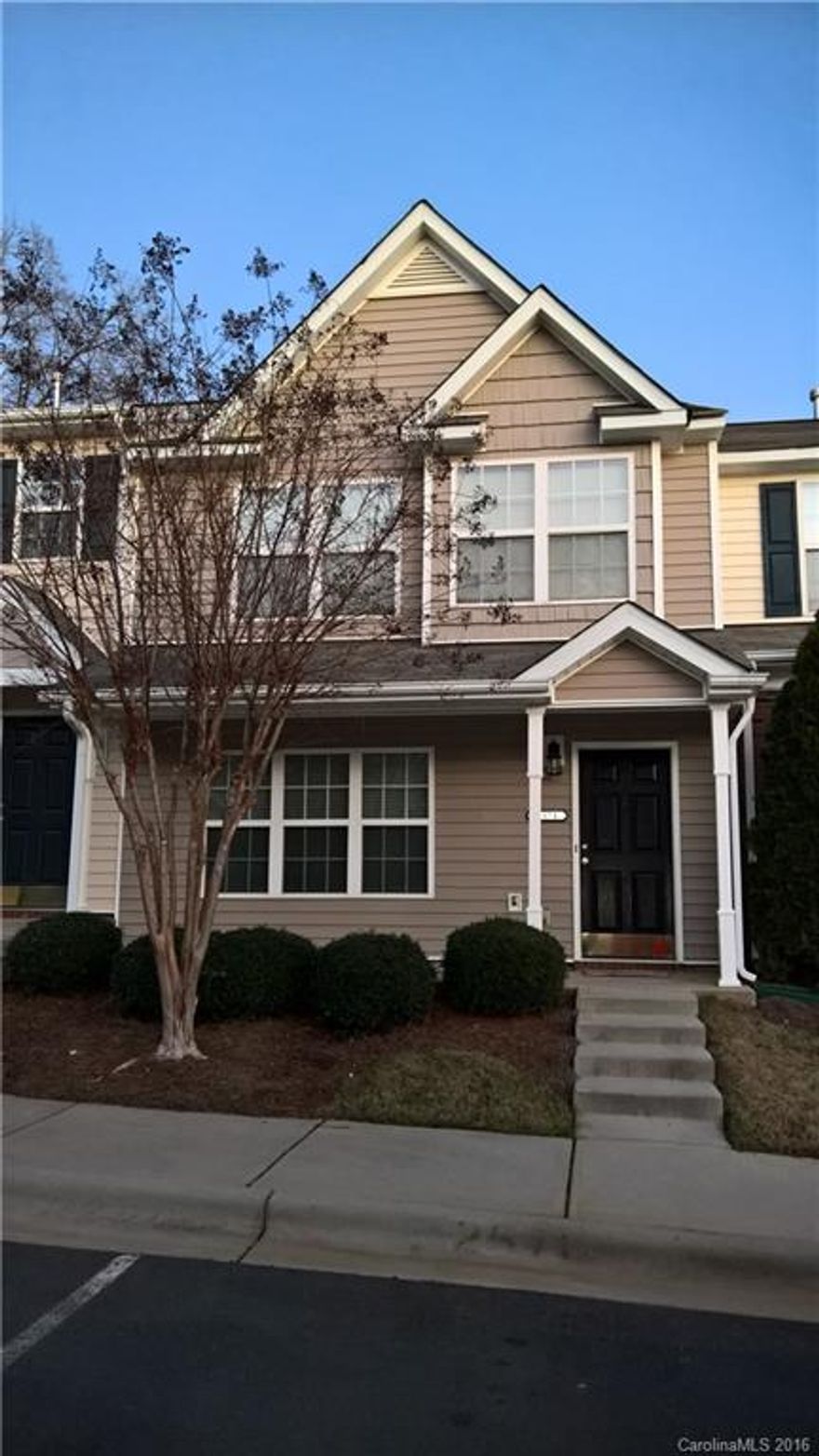 MOVE IN BY 2/29 AND GET 1/2 OFF MARCH 2016 RENT! This 3 bed, 2 bath condo has stunning hardwood floors, fresh paint, gas fireplace, & ample storage. Modern fixtures, recessed lighting in the kitchen & new energy efficient, washer & dryer!! Master suite has oversized walk-in closet, dual sinks in the bathroom and plenty of natural light. Spacious front porch, and quaint patio for entertaining. Refreshing community pool for your enjoyment during the hot summer months!