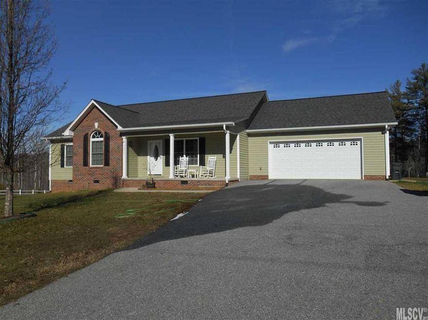 BEAUTIFUL MOUNTAIN VIEWS AND LIKE NEW HOME IN OAK HILL COMMUNITY! HOME HAS 3 BEDROOMS, 2 BATHS, OPEN FLOOR PLAN WITH LARGE LIVINGROOM, FIREPLACE WITH GAS LOGS, LOTS OF KITCHEN SPACE, NICE DINING AREA, AND DOUBLE GARAGE.  BACKYARD HAS COVERED PORCH, STORAGE BUILDING AND GREAT VIEWS. THIS ONE LEVEL LIVING HOME IS PERFECT FOR RETIREES OR FAMILIES!