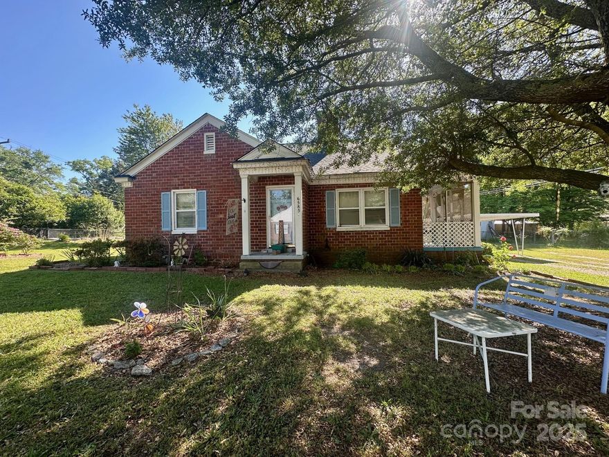 Adorable 2 bedroom, 1 full bath home located in Kershaw. Nicely updated, roof is only 3 years old. Screened porch, beautiful large fenced in back yard. Formal dining room, large bedrooms, granite counter tops, large laundry room.