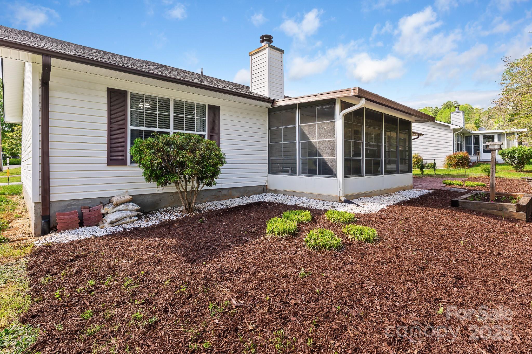 15 Cove Xing Road