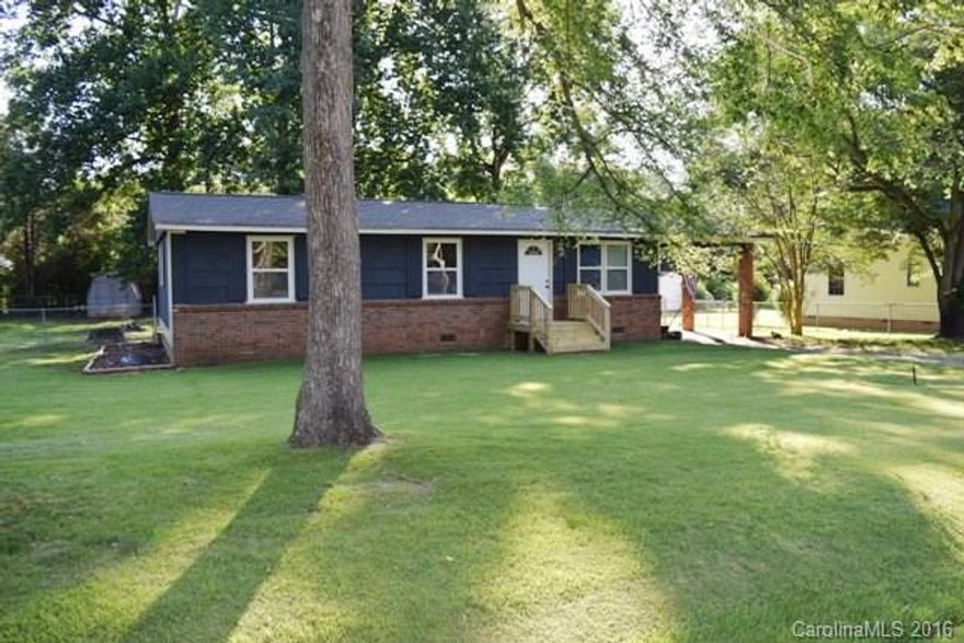 This is a wonderful ranch home located in Lakewood. Split bedroom plan spacious bedrooms and updated bathrooms.  Large great room, dining area and spacious kitchen.  Beautiful hardwood flooring throughout main living areas. Extra large pantry and laundry room.  Extended deck with fenced backyard. Great Access to Lake Wtlie!