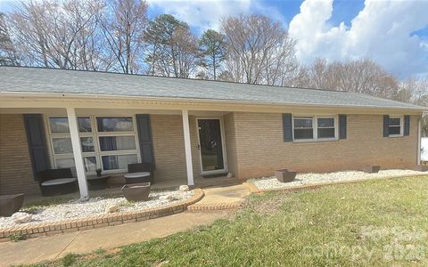 Photo of 213 Lakeview Drive, Harrisburg, NC 28075 (MLS # 4358906)