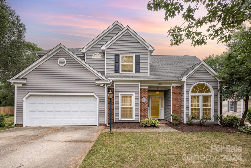 Don't miss your opportunity to be in Charlotte in highly desirable Yorkshire subdivision!
