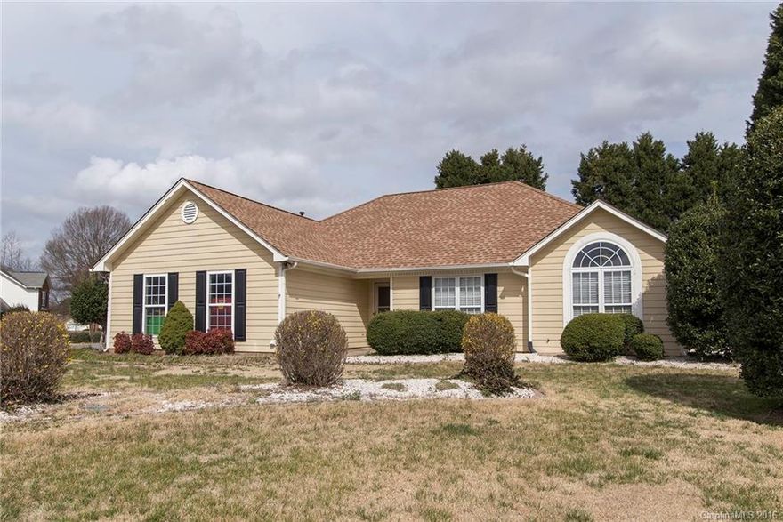 Wonderful ranch home in the Mooresville school district.  Corner lot with a nice size back yard that offers good privacy.  Master bedroom has trey ceilings, Large walk in closet and large bathroom with oversized tub.  very convinient to Mooresville dining and shopping. New roof and water heater in 2012.  Home warranty already in place.