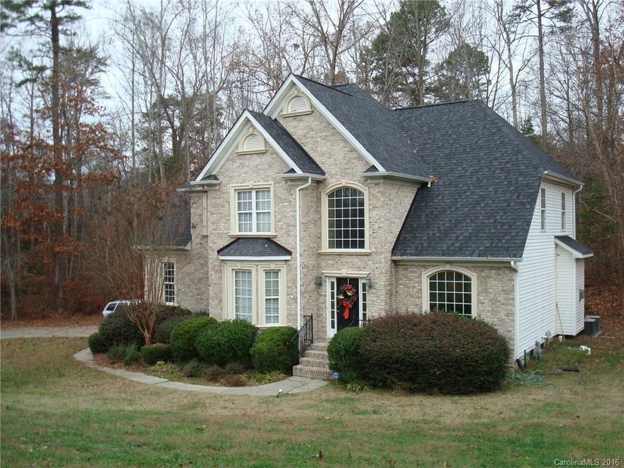 Open floor in desirable Riverwood Plantation community.  Family w/fireplace, master w/trey ceiling, hardwoods, side load garage, 1/2 acre on cul-de-sac.  BRING YOUR BUYERS!