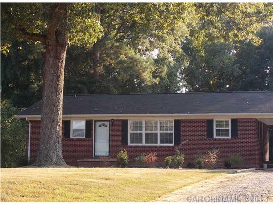 Beautifully updated three bedroom, one and a half bath ranch on spacious tree lined lot,  New roof in 2013.  Kitchen updated with tile counters, backsplash, flooring.  With red oak hardwoods, fresh neutral paints, this one is move in ready.  Beautiful seasonal views of the river.