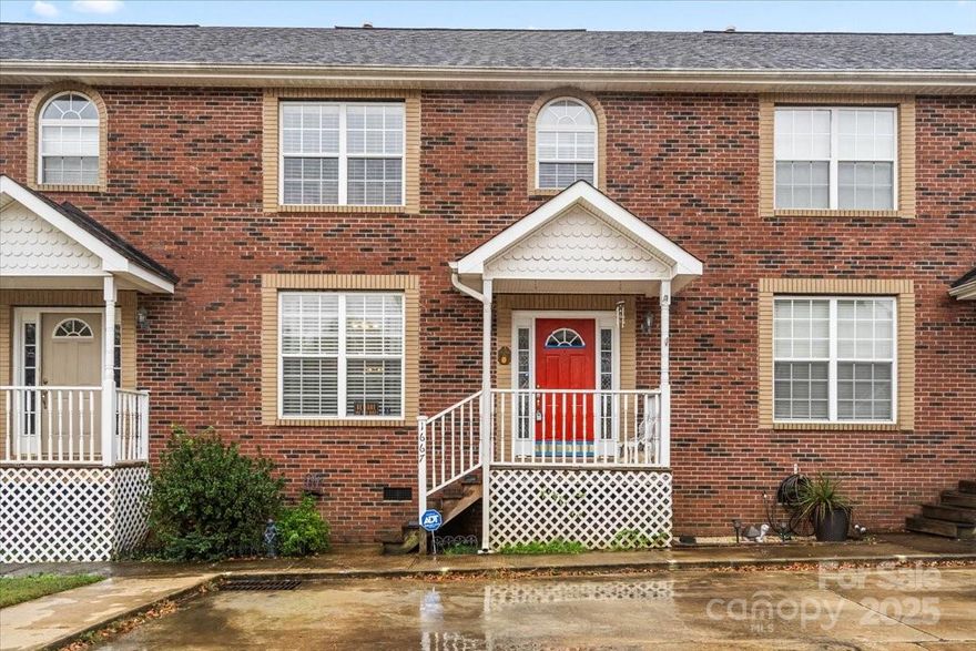 Wonderful townhome in a great location -easy access to I-77, shopping and restaurants. This unit has 9' ceilings The HVAC is 2 years old and new dishwasher was installed in 2025. Each bedroom has it's own private bath. No HOA! Fenced in backyard perfect for outdoor gatherings.