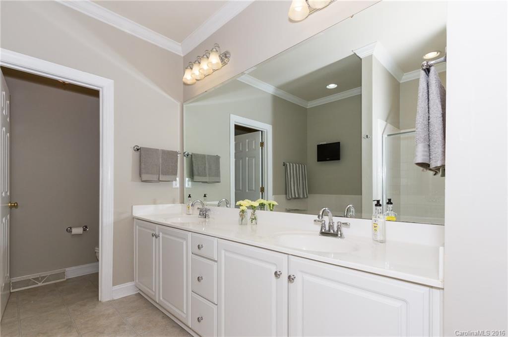 The Oaks On Providence - Residential