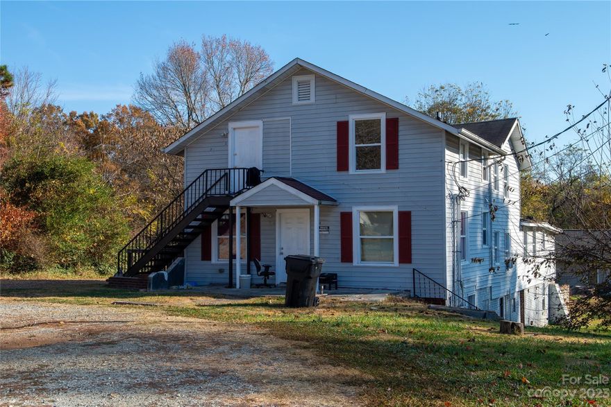 Amazing opportunity to own a Triplex with an incredible rental history: Unit 1: $950 (2 Bed, 1 Bath) (Lessee is presently Month-To-Month as lease expired on 12/31/2023); Unit 2: AVAIL (2 Bed, 1 Bath); Unit 3: AVAIL (1 Bed, 1 Bath)