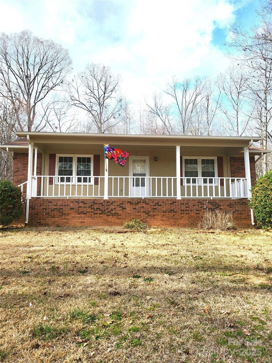 Welcome to our March Special, we are offering a free 50 inch Flat Screen TV with accepted offer by the end of March, this cute 2 bedroom 1 bath brick home is  located off Grace Ave on Williams Circle, not much traffic in front of the  home, sitting up on a .40 acre lot, home has room to expand with open kitchen/den area, laminate flooring, Laundry closet, kitchen with stove, large living room area, come make this your own.