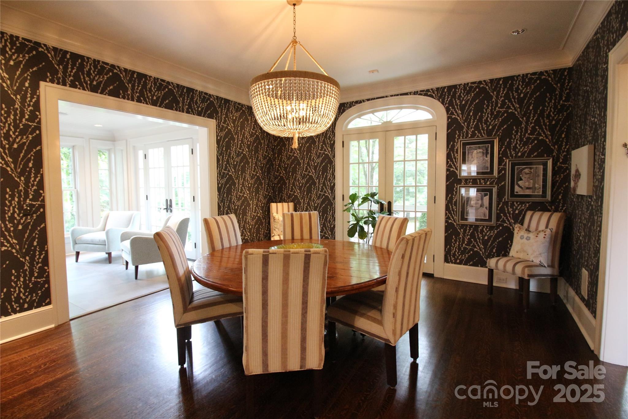 1137 Queens Road W