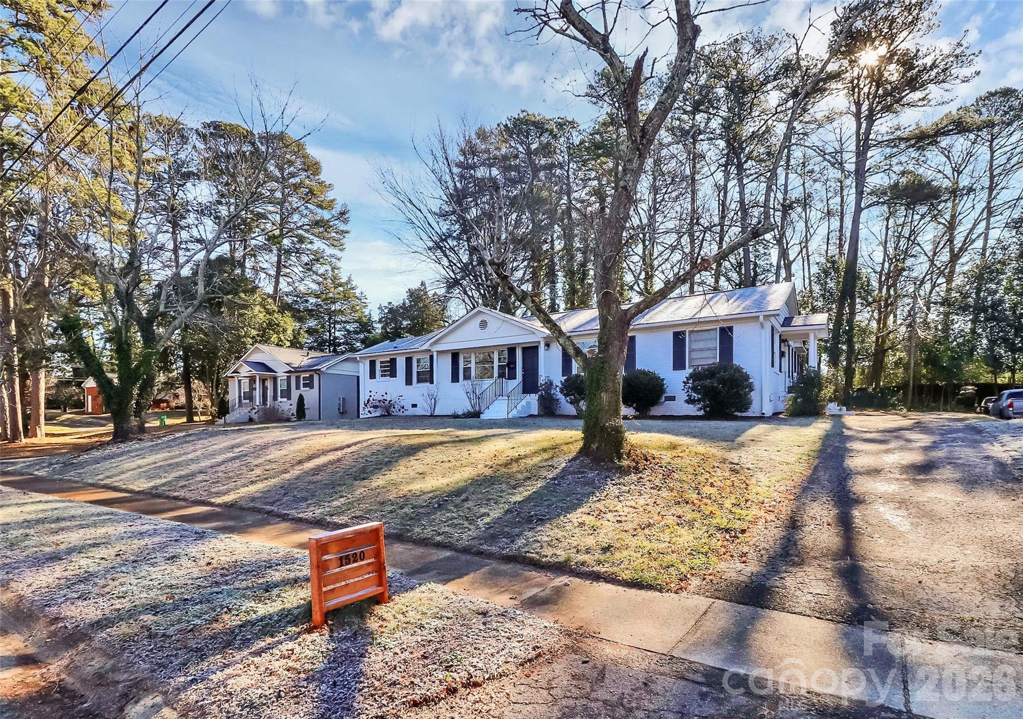 1520/1522 Woodhill Lane