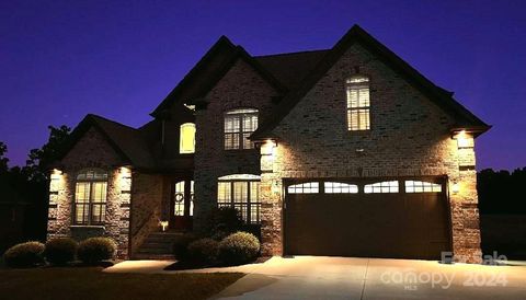 Single Family Residence in Hickory NC 5147 Meadow Park Lane.jpg