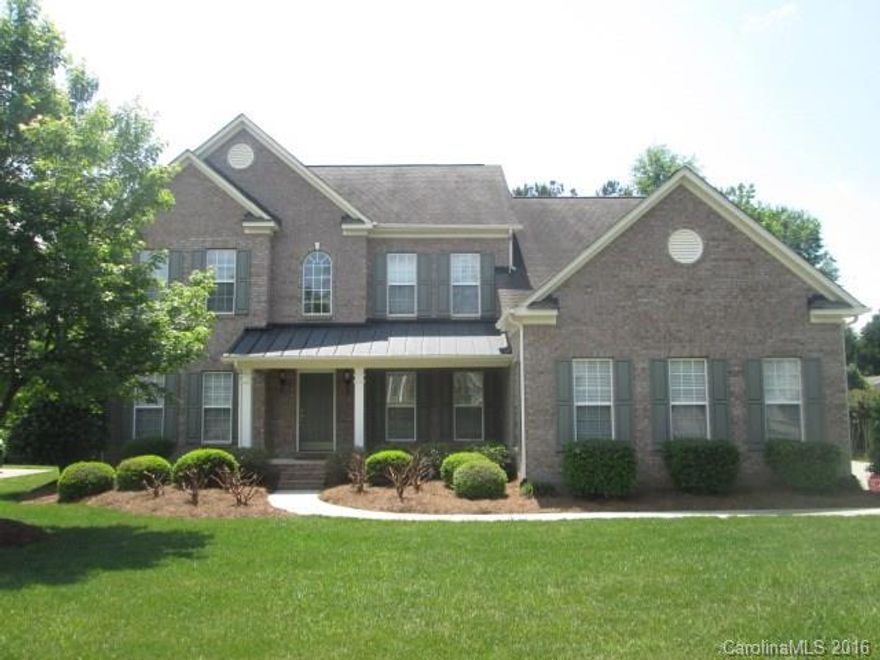 Well maintained home! Incredible location, great yard! The kitchen welcomes the sun, the bedrooms are spacious.