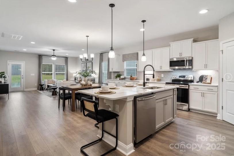 1045 Mapletree Lane