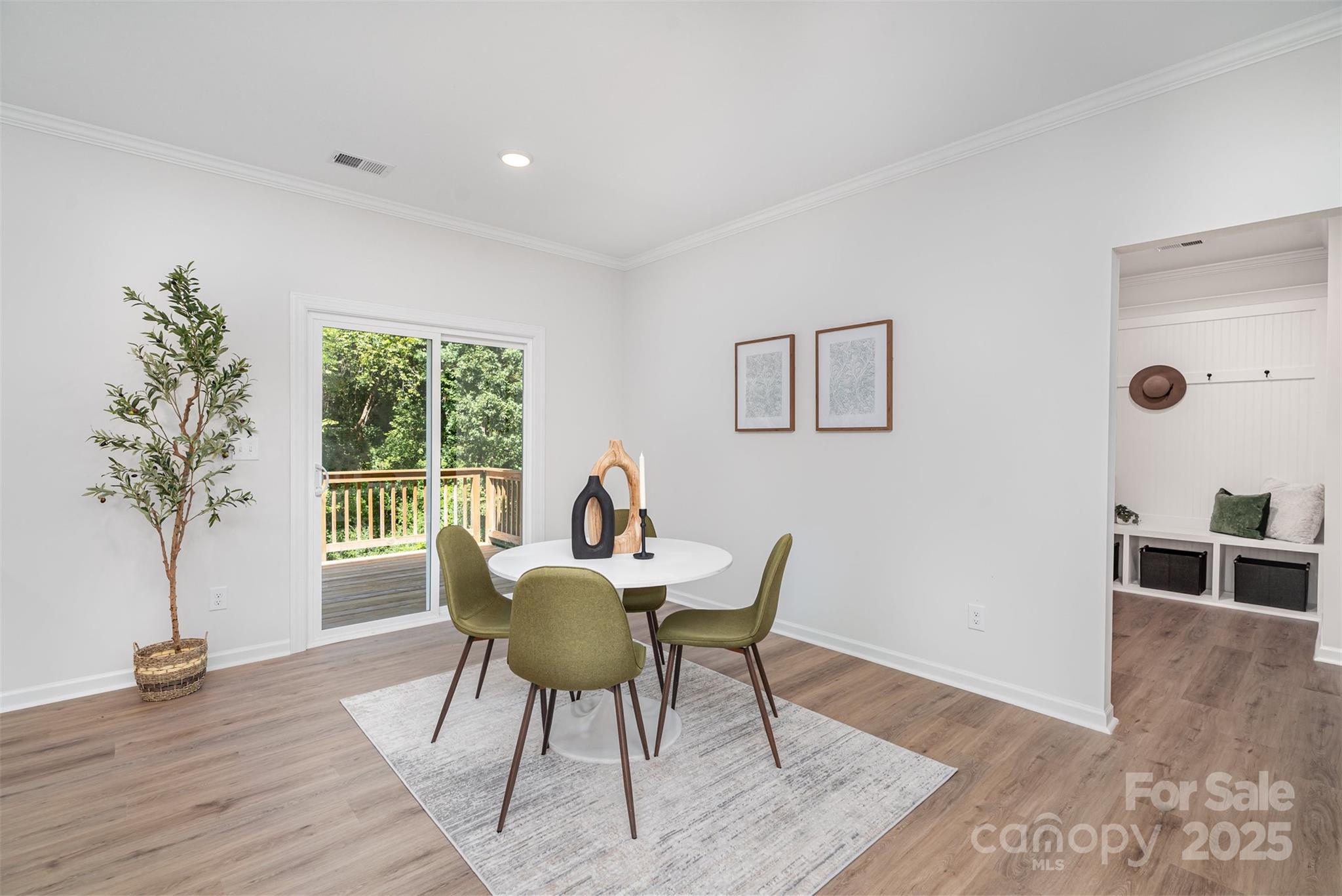1563 Riverview Circle