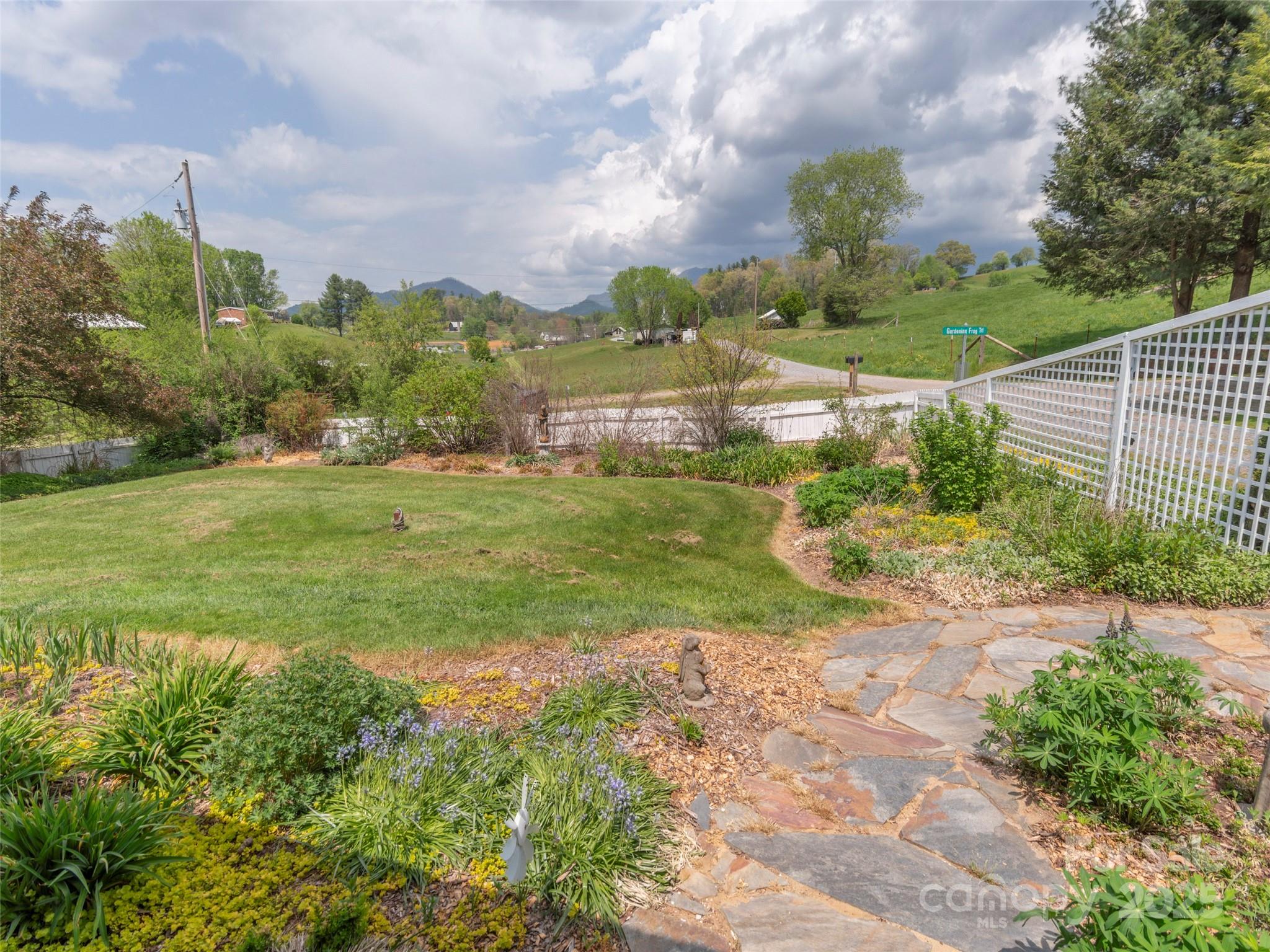10 Gardening Frog Trail
