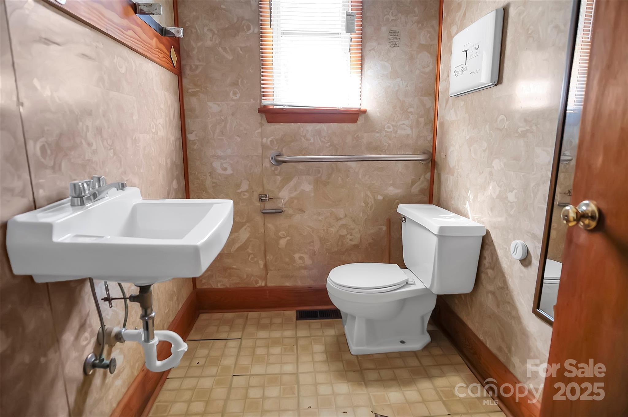 Main image without alt text