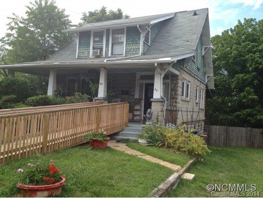 This 2 story Arts & Craft style home has good possibilities forthe right buyers. Centally located in an evolving communitymakes this a great investment property as well as a primaryresident. The oversized covered porch adds so much characterto this 1920 Bungalow. This homes does need work, but seems to be pretty solid.