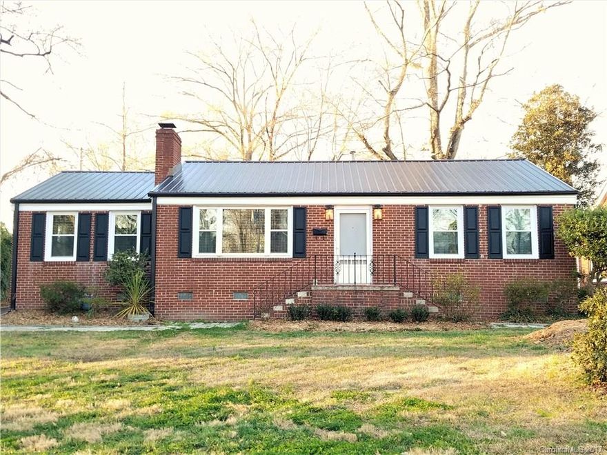 Super Cute renovated 2 bedrm 2 full bath ranch style home Located in the most desirable area in Rock Hill-SEVENTEEN ACRES! New windows,100 year metal roof, beautiful site finished hardwood floors, New custom kitchen cabinets, subway tile back splash, granite counter tops, Jenn Air stainless appliances, new bath with tiled shower & floors, Cararra marble & vessel sink and much more! If your looking for a home to steal your heart, this one is it! Dining rm could be converted to 3rd bedroom easily