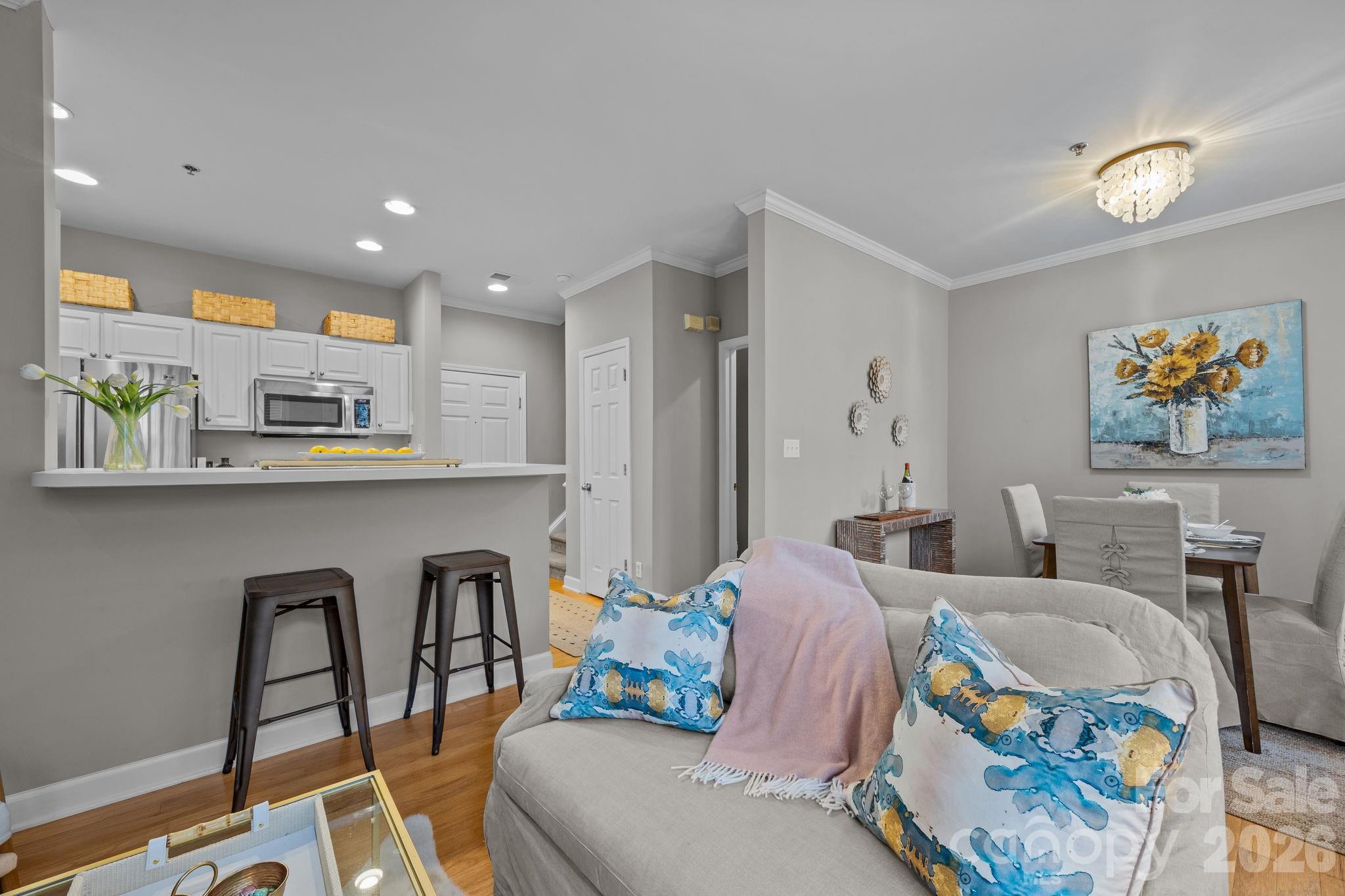 416 Queens - Residential