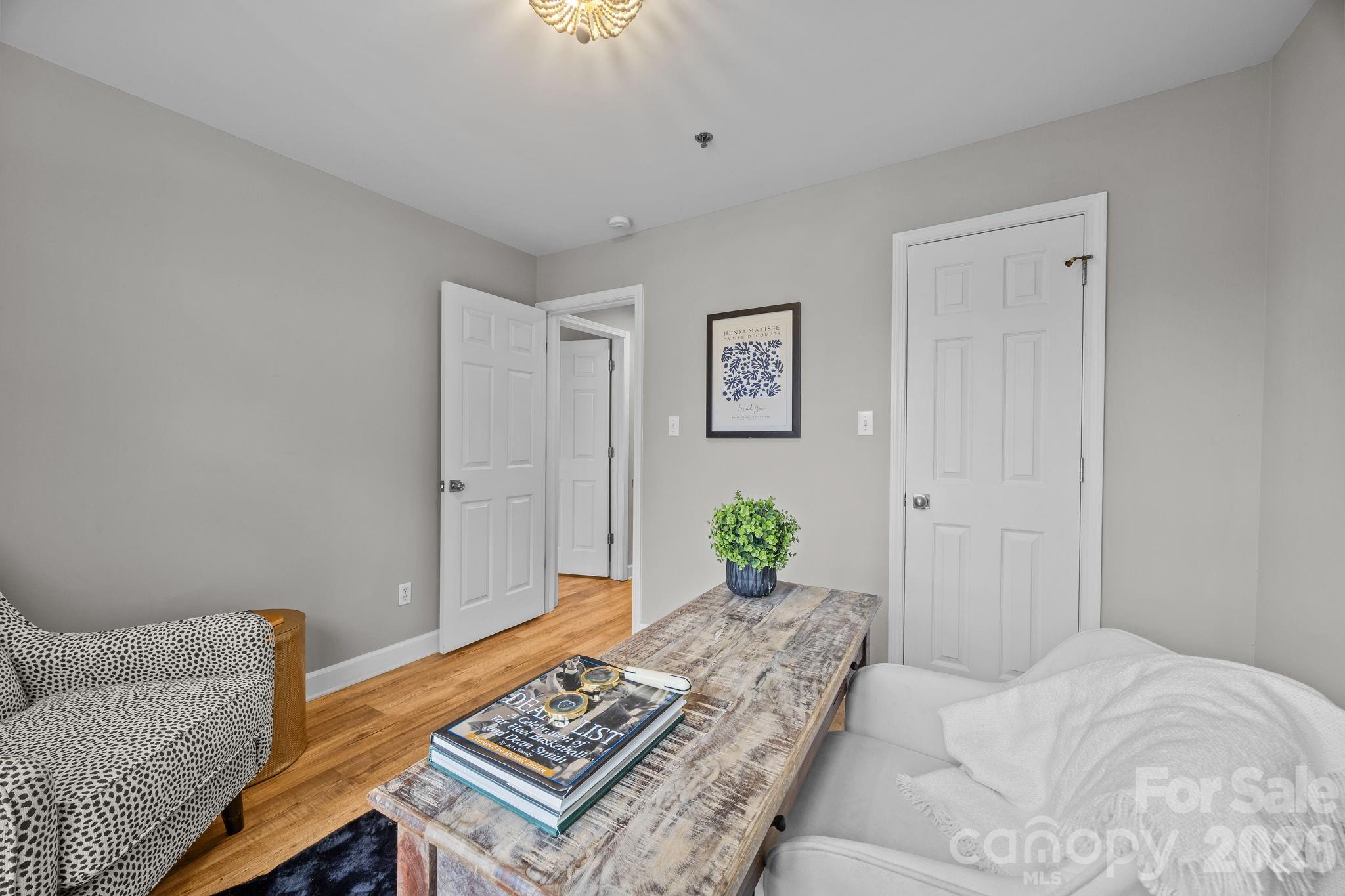 416 Queens - Residential